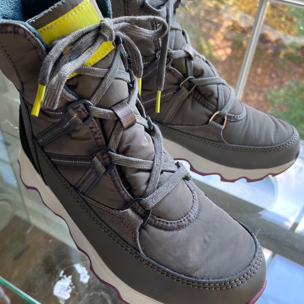 Sorel Size 10 Grey Winter boots